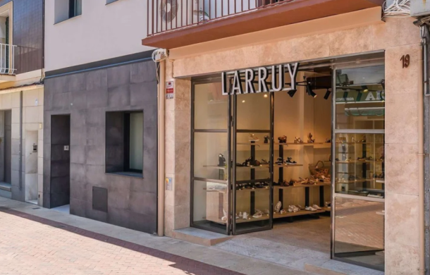 WOW-LARRUY-FACHADA-2025